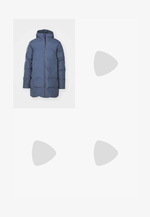 Patagonia JACKSON GLACIER PARKA - Puhovka – plašč - smolder blue; Beli bombažni T-majici, kratki rokavi, krožni izrez, enostavna tekstura, zloženi v vrsto, s subtilnim logotipom na vratu.; Modre traperke z ohlapnim krojem, visokim pasom, petimi žepi in poudarjenim šivanjem. Imajo gumb in zadrgo za zapiranje.; Denim kratke hlače v modri barvi, do kolen, z sprednjim žepom. V kombinaciji z mornarsko modrimi in modrimi visokimi supergami, ki imajo bele vezalke in črtaste nogavice.