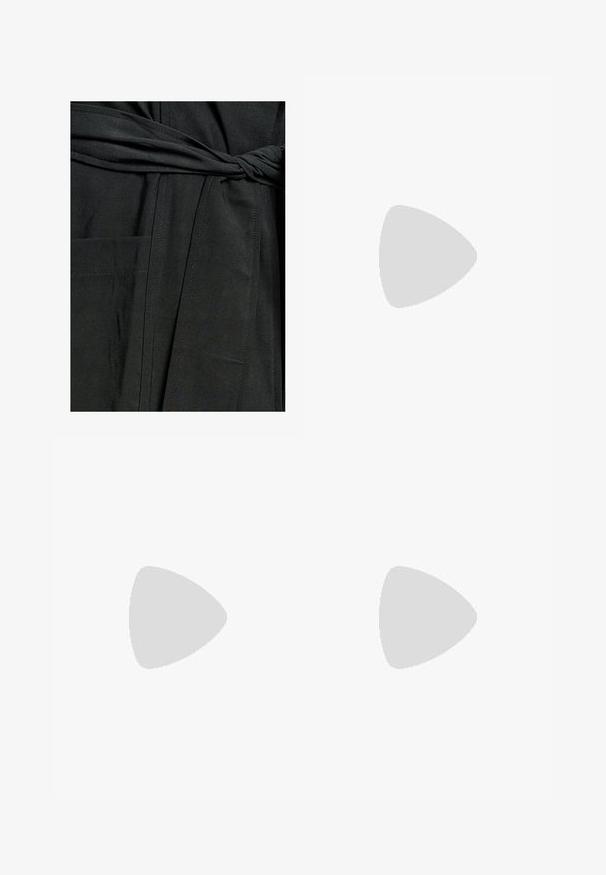 WILLA BOTANIST - Kišni ogrtač - black; Crna dugačka majica s dugim rukavima od prozirne čipke s cvjetnim uzorkom i visokim izrezom koji uključuje mali volan.; Crne široke hlače s plitkim naborima, petljama za remen i bočnim džepovima, položene ravno na bijeloj pozadini.; Crne čipkaste čizme do gležnja s debelim platformom, glatkom kožnom završnom obradom i petljicom za povlačenje. Ima osam rupica za vezanje i teksturiranu potplat.; Crne, uglaste sunčane naočale sa sivoj lećama; izrađene od plastike, imaju debele nogice s glatkom površinom i bez vidljivih metalnih dijelova.; Crna marama napravljena od mekane, teksturirane tkanine. Ima franjane rubove i pravokutni oblik, pogodna za omotavanje oko vrata.