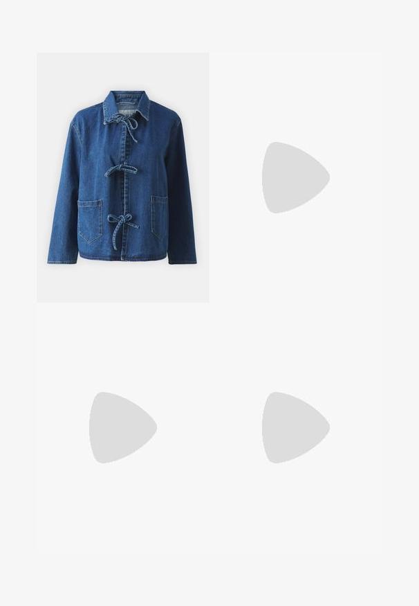 Denimjacka i mörkblått med avslappnad passform, med en spridd krage, knytstängning och två framfickor.; Vit ribbade linne med rund halsringning, ärmlös design och kort längd. Märket säger "JJXX." Slät tygkvalitet.; Svarta, vida byxor med elastisk midja, tillverkade av en mjuk tyg. Har en ren design utan fickor eller synliga sömdetaljer.; Svart och grå mocka sneaker med en stor krämfärgad "N"-logotyp, lila snören och en texturerad gummisula.