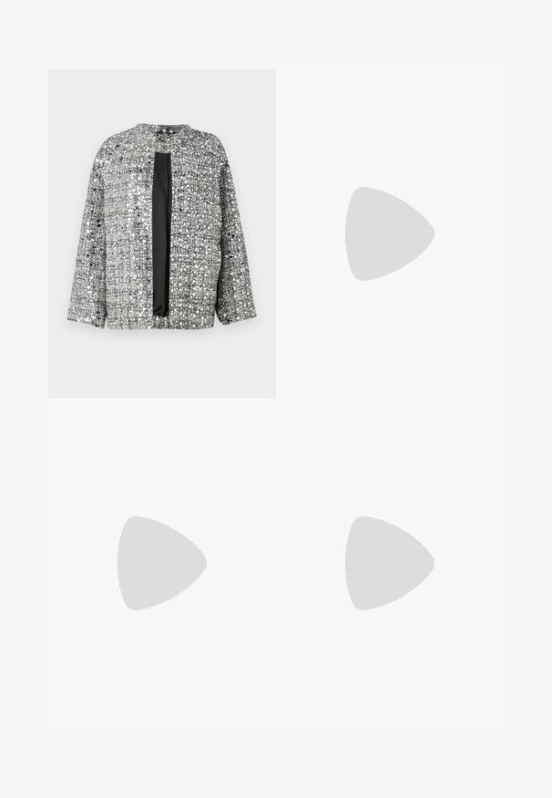 Veste tissée noire et argent avec un col rond, une ouverture à l'avant et des manches trois-quarts. Tissu texturé avec une finition scintillante.; T-shirt noir oversize avec un graphique d'un ours et le texte « PAS MIGNON MAIS SAUVAGE » en lettres blanches, en gras. Matériau en coton.; Jeans en denim bleu clair à taille haute. Présentent des jambes larges, deux zones déchirées aux genoux et un style classique à cinq poches.; Baskets montantes en toile blanche avec semelle en caoutchouc noir, capuchon en caoutchouc à l'avant, et six œillets pour les lacets, présentant un design épuré et minimaliste.