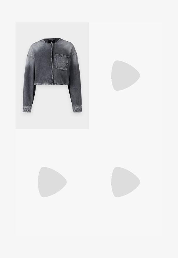 Giacca in denim cropped di colore nero sbiadito, con maniche lunghe, colletto rotondo, chiusura frontale con bottoni e una singola tasca sul petto.; Canotta bianca senza maniche realizzata in morbido tessuto a coste; presenta spalline sottili e un collo rotondo, etichetta con la scritta "FRAME".; Pantaloni neri svasati con una texture liscia, vita sagomata e tasche frontali, progettati con un profilo elegante e moderno.; Pump nera in pelle con punta affusolata e tacco basso, caratterizzata da una tracolla testurizzata e un accento metallico sul davanti. Superficie liscia e design elegante.; Clutch in pelle nera con un'accademia in oro, texture liscia e dettagli del logo in oro. Include una tracolla regolabile per versatilità.; Orecchini a cerchio in oro con una finitura lucida, caratterizzati da un design circolare spesso e un meccanismo di chiusura sicuro. Texture liscia e aspetto brillante.