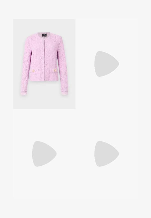 Spitzenjacke in Pastelllila mit rundem Halsausschnitt, Vorderreißverschluss und zwei frontalen Taschen mit dekorativen blumenförmigen Knöpfen.; Weißes, kurzes T-Shirt, kurze weite Ärmel, weicher Baumwollstoff, runder Ausschnitt mit subtilen orangefarbenen Akzenten, minimales Design, keine Muster oder Grafiken.; Schwarze Hose mit geradem Schnitt, doppelten Falten, einer glatten Textur und einem klassischen Bunddesign. Keine sichtbaren Beschläge oder Akzente.; Schwarze Lederpumps mit spitzem Zehenbereich und einem klobigen quadratischen Absatz. Glatte Textur, einfaches Design, geeignet für formelle Anlässe.