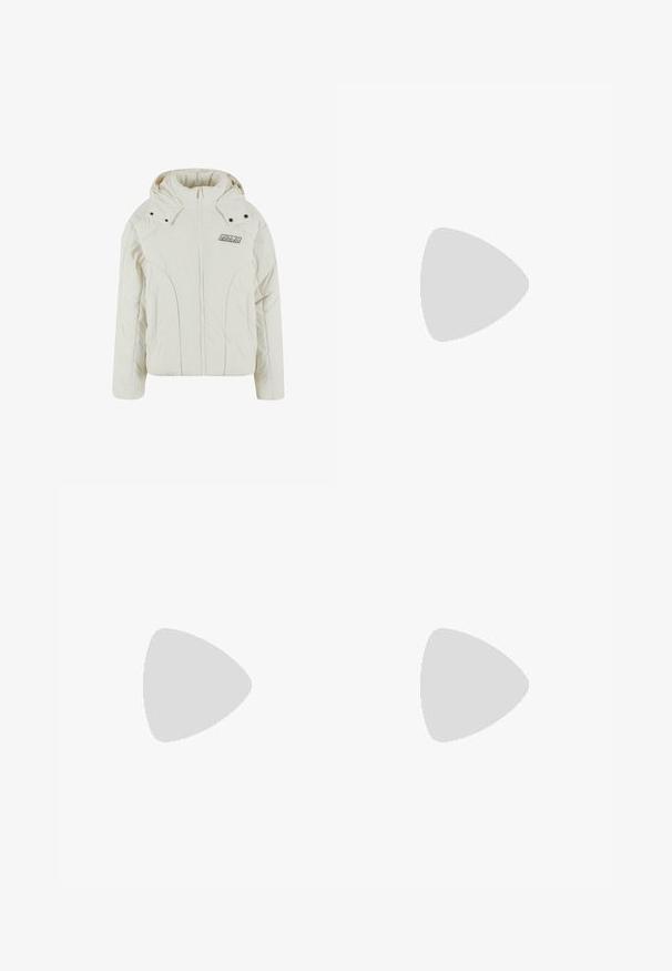 Vit vadderad jacka med hög krage, dragkedja framtill och huva. Har metallknappar och en logotypapplikation på vänster bröst.; Vit bomull t-shirt med korta ärmar, rundad halsringning, avslappnad passform och utan synliga logotyper eller mönster. Slät textur och minimal design.; Svarta joggarbyxor av mjukt material, med elastisk midja samt snörning, ribbade muddarna och en liten logotyp på vänster lår.; Vita lädersneakers med perforeringar, rund tå, platt sula och tjocka snörning, med en synlig swoosh-logga och "AIR" på hälen.