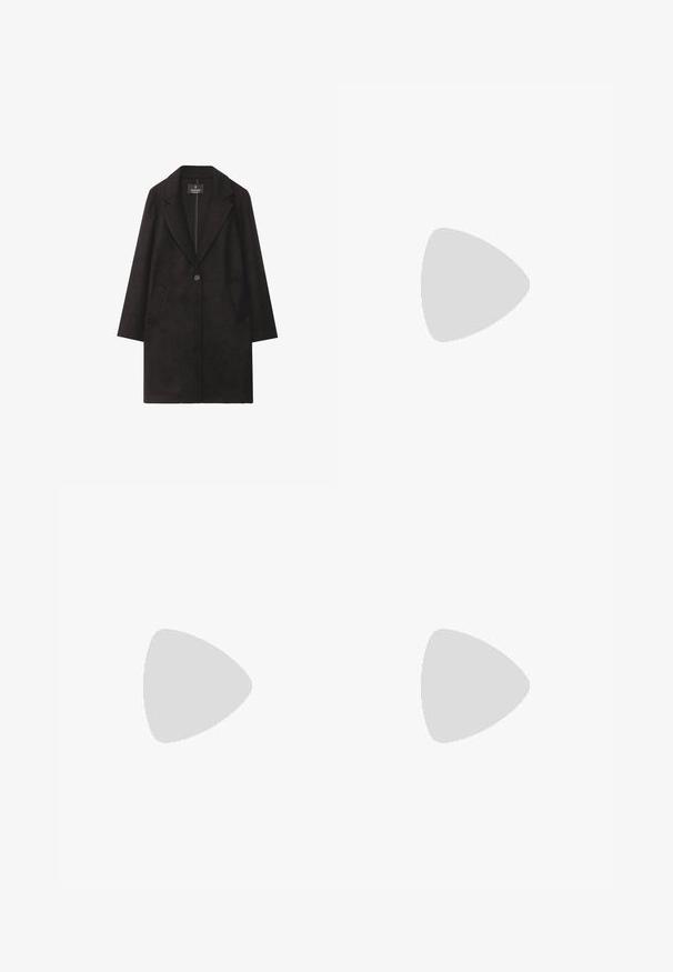 Černý kabát z vlněné směsi se strukturovanou siluetou, klopami s výstřihem do ''notch'', jednobodovým zapínáním a dvěma předními kapsami. Měkká textura a minimalistický design.; Černý krátký rukáv top vyrobený z elastického materiálu, s přiléhavým střihem a na bocích s nařasením. Hladký povrch, klasický tvar.; Černé kalhoty s rovným střihem, s předními kapsami a bočními rozparky na lemu. Vyrobené z jemné, hladké tkaniny. Vhodné na různé příležitosti.; Černé ploché sandály s lesklým povrchem, třemi tenkými popruhy a kulatým kovovým detailem na špičce. Elegantní design s minimálním podpatkem.