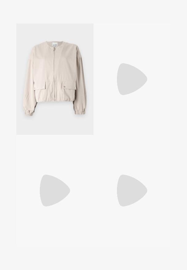 Lys beige cropped jakke lavet af et glat stof. Har en lynlås foran, to brystlommer, elastiske manchetter og en rund hals.; To lange skjorter med lange ærmer, en sort og en hvid, begge med firkantet halsudskæring og lavet af blødt, strækbart stof.; Hvide, skrædderlavede bukser med lige ben design, udstyret med knaplukning, bæltesløjfer og sidelommer; glat stoftekstur.; Sort læder spidse pumps med ankelrem og en chunky hæl. Flad tekstur, slankt design og minimalistisk æstetik.