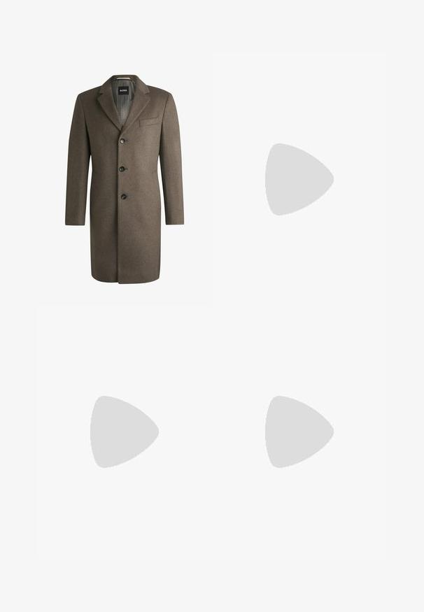 Cappotto in lana marrone con revers, a petto singolo e tre bottoni frontali. Presenta una tasca sul petto e una texture liscia.; Maglione a collo alto nero realizzato in materiale morbido, con maniche lunghe e vestibilità aderente. Bordo a coste all'orlo e ai polsini. Design semplice.; Pantaloni sartoriali grigio chiaro realizzati in tessuto strutturato, con una tasca posteriore singola e cuciture pulite.; Stivaletti Chelsea in pelle nera con pannelli laterali elasticizzati e suola in gomma testurizzata, abbinati a jeans in denim blu chiaro con risvolto.