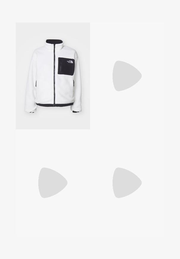 Witte fleecejack met een hoge kraag, zwarte rits en een linkerkant borstzak. Heeft zwarte accenten bij de taille en mouwen.; Zwart langsluiting T-shirt van katoen met een ronde hals. Heeft een klein wit logo op de linkerkant van de borst. Eenvoudig ontwerp en pasvorm.; Zwarte nylon cargo broek met afneembare pijpen, verstelbare manchetten, meerdere zakken en een logo op het rechterbeen. Gladde, lichte textuur.; Beige en crème sportschoen met een textuur-mesh bovenwerk, ondersteunende overlays en een rubberen zool met een profielpatroon voor grip.