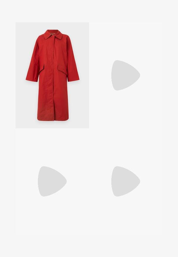 Barbour THE EDIT BY ALEXA fioletowy; Granatowa koszulka z krótkim rękawem wykonana z miękkiej bawełny. Posiada okrągły dekolt oraz subtelnie haftowane logo na piersi.; Czarne spodnie o szerokich nogawkach z wysokim stanem i paskiem. Charakteryzują się gładką teksturą i czystymi liniami, zaprojektowane z myślą o luźnym kroju.; Czarne skórzane mokasyny z gładką fakturą, delikatnym połyskiem, okrągłym noskiem i małym dekoracyjnym przeszyciem z przodu.