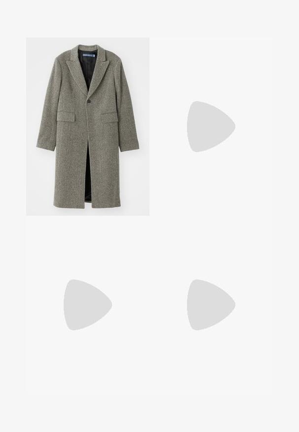 Casaco com padrão pied-de-poule em tons de cinza, com lapela recortada, fecho de um botão e dois bolsos frontais. Interior forrado.; Sweater de algodão preto sem mangas com decote redondo. Apresenta um pequeno logotipo branco no canto inferior esquerdo e acabamentos canelados.; Calças bejes ajustadas com um design de perna reta, feitas de tecido suave, com pregas na frente e punhos enrolados na barra.; Sapatilhas de couro brancas, design de cano baixo, com textura suave, biqueira redonda, atacadores à frente e um pequeno logótipo bordado na lateral.