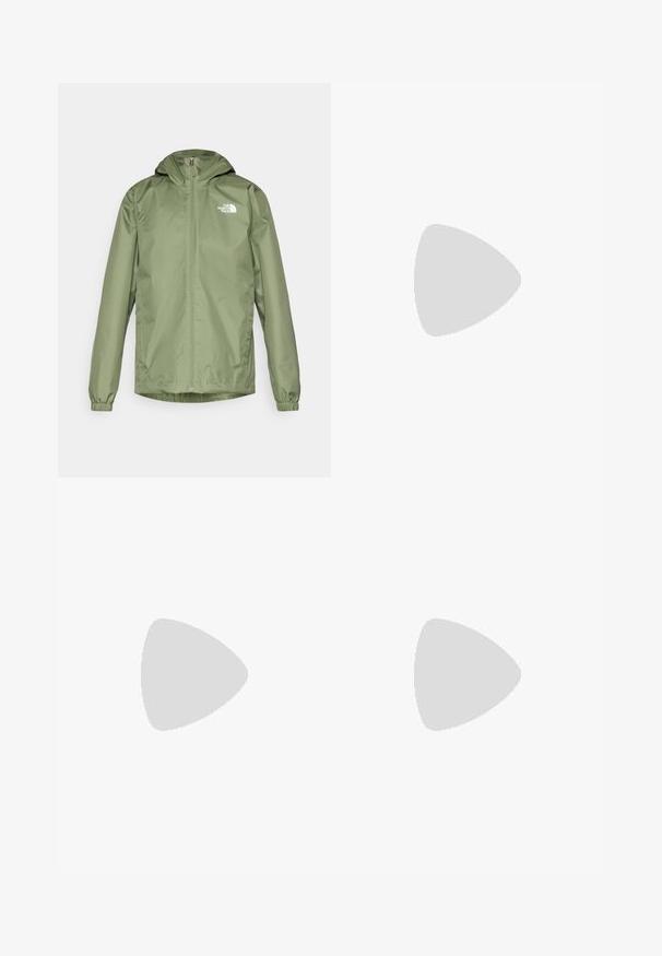 Jachetă impermeabilă de culoare verde măsliniu, cu glugă, închidere frontală cu fermoar, manșete elastice și logo brodat pe pieptul stâng. Textură netedă.; Tricou negru din bumbac, cu mâneci scurte, guler rotund și un mic logo alb pe pieptul stâng. Design simplu, textură netedă și croială lejeră.; Pantaloni atletici negri, confecționați dintr-un material ușor, cu un tiv elastic la talie, buzunare laterale și tivuri ajustate la gleznă.; Tenisi de exterior negri cu superior din daim, talpă din cauciuc texturat și sistem de șireturi solid. Prezintă un călcâi întărit și un logo al mărcii pe lateral.