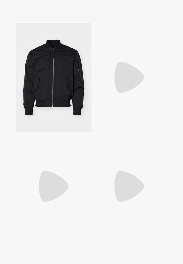 Replay JACKET - Bombejakke - black; Fem t-skjorter arrangert i gradientfarger: beige, oliven, brun, mørk blå og svart. Laget av myk bomull med korte ermer og rund hals.; Lys blå denimjeans med falmet finish, subtil slitasje ved knærne, rett ben-design, fem-lommers stil og metallknapplukking.; Brune lær Chelsea støvle med elastiske sidepaneler, teksturert hæl og kontrastfarget gul søm. Har en løfletapp for enkel påkledning.