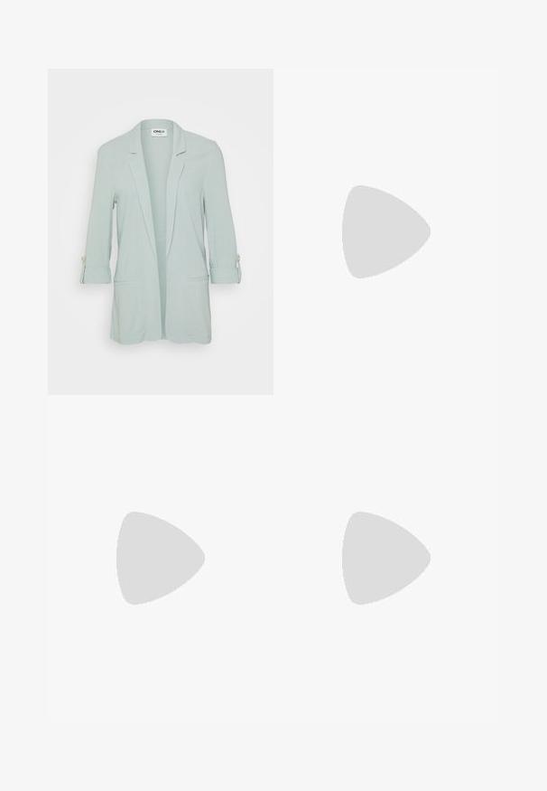 Lys grønn blazer med en knapp foran, lange ermer rullet opp med knappebånd, og to frontlommer. Glatt, vevd stoff.; Tre figurerte T-skjorter i hvit, grå og svart. Hver har en bred scoop-nakke og korte ermer. Laget av glatt, elastisk stoff.; Svarte flared bukser laget av elastisk stoff, med høy midje og en glatt tekstur. Buksene vidder ut fra kneet.; Sorte lerrets høy-top sneakers med hvite gummisulinger og snørebånd. Har et rundt logo på siden og kontrasterende hvite sting.