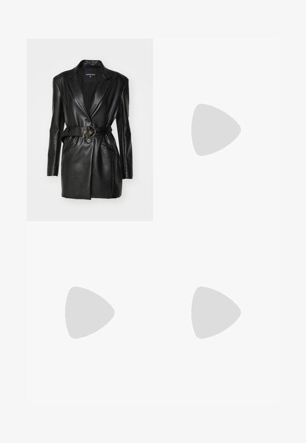 Patrizia Pepe GIACCA JACKET - Abrigo corto - nero; Blusa de encaje negro con mangas largas, bolsillos en el pecho con botón, cuello clásico y un cinturón de tela atado a la cintura. Diseño transparente.; Pantalones acampanados negros de tela suave. Presentan una cinturilla plana con un acabado brillante. Diseño ajustado con dos bolsillos frontales.; Zapato de tacón alto de cuero negro con punta afilada y textura suave, que presenta un tacón delgado y un diseño minimalista.