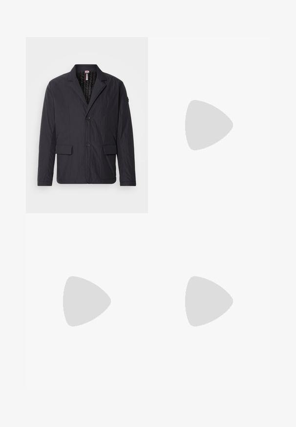 Chaqueta negra texturizada con collar de solapa, dos bolsillos frontales y dos botones. Diseño ligero con un forro interior suave.; Camiseta blanca de algodón con mangas cortas, cuello redondo, que presenta un logotipo negro de CK en la parte izquierda del pecho, ajuste estándar, textura suave.; Pantalones de algodón beige con corte recto, que cuentan con un cierre de botón y pliegues en la parte frontal para un detalle adicional.; Zapatilla blanca con parte superior de malla y sintético, puntera redonda, cordones planos y una franja lateral texturizada. Suela de goma con un tirador en la parte posterior.