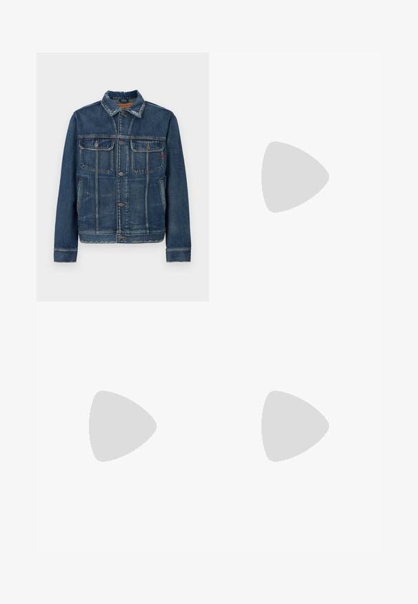 Giacca di jeans blu scuro con un design classico. Presenta due tasche sul petto, chiusura a bottoni e una leggera scoloritura. Collo e polsini tradizionali.; T-shirt bianco in cotone con colletto crew, maniche corte e un piccolo logo in rilievo sulla parte anteriore. Design semplice e classico.; Jeans di denim azzurro chiaro a gamba larga, con vita alta, cuciture visibili, tasche frontali e un taglio dritto fino all'orlo.; Sneakers bianchi con sovrapposizioni in mesh e sintetico, caratterizzate da un logo N prominente, accenti grigi e una suola in gomma spessa. Modello 1000.