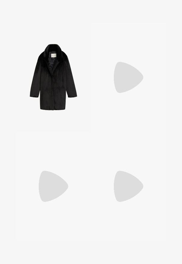 Cappotto in finta pelliccia nera con colletto a scialle, chiusura a un bottone e un aspetto testurizzato. Foderato con un delicato motivo floreale.; Due magliette a maniche lunghe, una nera e una bianca, entrambe con scollo quadrato e realizzate in un tessuto morbido e elasticizzato.; Pantaloni neri con una vestibilità dritta, caratterizzati da pieghe sul fronte, una texture liscia e tasche laterali. Il girovita ha un'altezza standard.; Stivaletto in pelle verniciata nera con punta a punta e tacco a blocco di altezza media. Texture liscia e design minimalista.