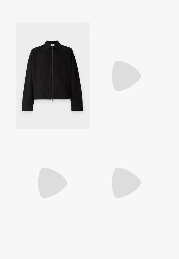 Svart kort jakke laget av bomull med glidelås foran, spiss krage og sidelommer. Har lange ermer og en glatt tekstur.; Svart bomull T-skjorte med et reflekterende, stilisert "Carhartt"-logo i midten, rund hals, og korte ermer med en avslappet passform.; Svarte denimbukser med løs passform, med kontrastfylt hvit søm, knappelukking og rett ben-design.; Svarte joggesko med mesh-overdel, buet såle og distinkte runde detaljer. Kombinert med mørke, løse bukser.