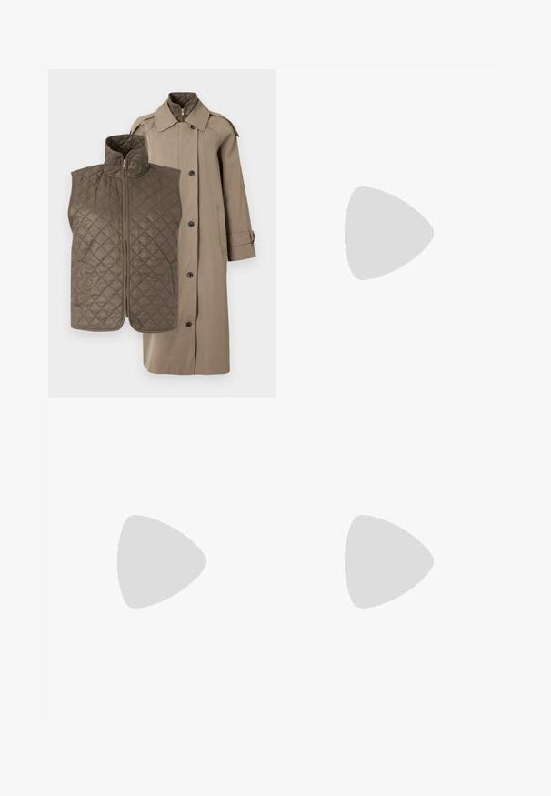 Abrigo color beige con un chaleco acolchado de cremallera marrón oscuro. El chaleco presenta un patrón de diamante; el abrigo tiene un cuello en punta y un cierre de botones.; Camiseta de algodón negra de manga corta, con un pequeño gráfico de mariposa rosa en el lado izquierdo del pecho. Diseño de cuello redondo con un corte relajado.; Jeans de pierna ancha color gris claro, hechos de mezclilla, con cintura alta, bolsillos delanteros, pasantes para cinturón y un ligero desgaste en la tela.; Zapatos de tacón slingback de charol negro con punta afilada y tacón geométrico en bloque. Presentan un diseño elegante y minimalista, así como una textura suave.