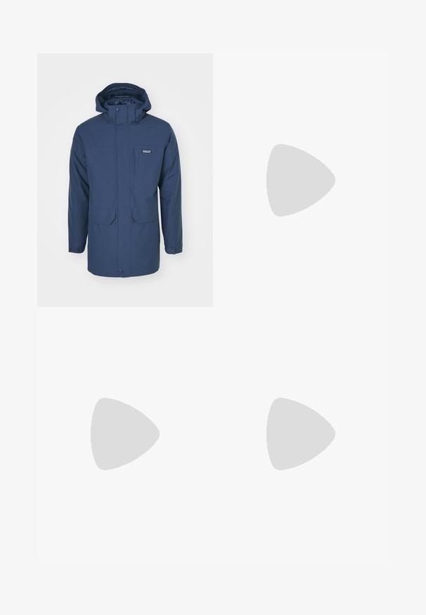 Patagonia TRES 3-IN-1 PARKA - Vinterkappa /-rock - new navy; Grå kortärmad t-shirt i mjukt, strukturerat tyg med en liten blå Patagonia-logotyp på vänster bröst. Inga ytterligare mönster.; Mörkgrå byxor i slitstarkt material, med en ficka med dragkedja, rak passform och bälteshällor för justerbar passform.; Bruna vattentåliga sneakers med en strukturerad ovandel, perforerade detaljer, svart hälstöd och en grå gummisula. Snörningen har metalliska ändar.