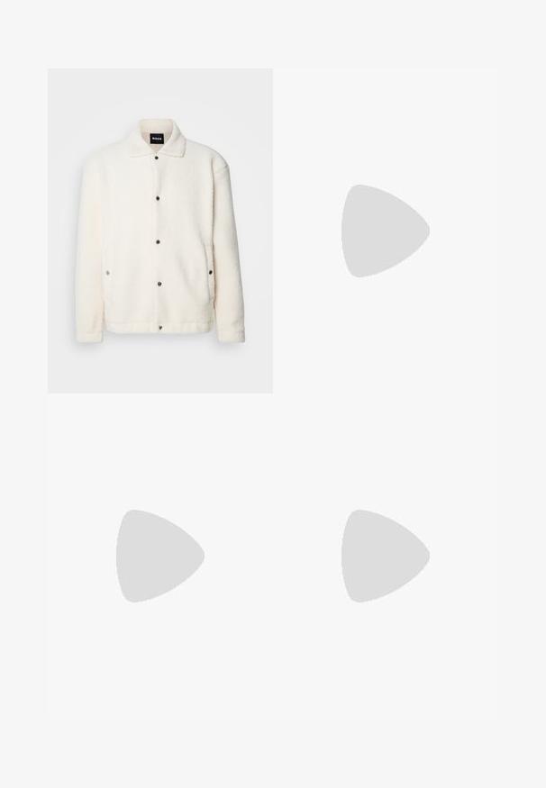 Weiße Fleecejacke mit Kragen, ausgestattet mit schwarzen Druckknöpfen und Seitentaschen. Weicher Stoff und lockere Passform.; Weißes Baumwoll-T-Shirt mit kurzen Ärmeln, ausgestattet mit einem schwarzen "BOSS"-Logo, das mittig auf der Brust platziert ist, und einem runden Halsausschnitt.; Beige Baumwollhose mit geradem Bein, ausgestattet mit einem Knopfverschluss und Falten an der Vorderseite für zusätzliche Details.; Weiße Ledersneaker mit beigen Wildlederakzenten, runder Zehenform, Schnürvorderseite und brauner Gummisohle, die den Markennamen "BOSS" zeigt.