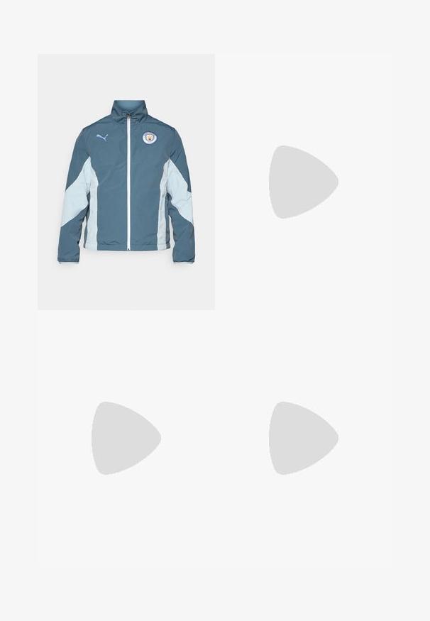 Giacca a vento in verde scuro e azzurro chiaro, con zip frontale, colletto alto e logo del Manchester City sul petto.; Maglietta sportiva bianca a maniche corte con collo rotondo, dotata di inserti in mesh traspirante ai lati e un logo Puma nero sul petto.; Pantaloni da tuta in tessuto blu con vita elastica e coulisse. Gli accenti laterali presentano un motivo bianco. Include un'etichetta con il logo del marchio.; Scarpini da calcio neri con tomaia sintetica testurizzata, accenti argento e design con lacci. Presentano una suola stampata con tacchetti visibili per una migliore trazione.