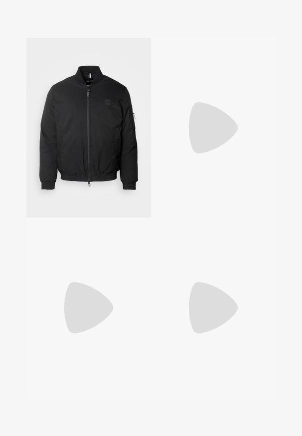 Černá bomber jacket vyrobená z hladké tkaniny, s přední zipovou uzávěrkou, žebrovaným límcem a bočními kapsami s decentními vertikálními akcenty.; Dvě košile s krátkým rukávem: jedna jednobarevná černá, druhá bílá s černými vertikálními pruhy. Obě mají zapínání na knoflíky a klasický límeček.; Černé džíny s rovně střiženými nohavicemi, designem pěti kapes a předním zapínáním na knoflík. Hladký povrch s minimem švových detailů.; Černé kožené mokasíny s kulatou špičkou, zdobené prošitím, s nízkou platformou a texturovanou gumovou podrážkou s drážkováním.