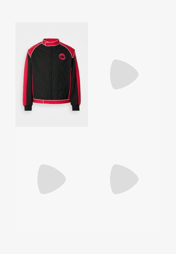 Zwarte gewatteerde jas met rode accenten en witte biezen. Voorzien van een hoge kraag en een rond logo op de borst. Lichtgewicht materiaal.; Twee T-shirts gestapeld: één witte en één zwarte. Korte mouwen, ronde halslijnen, van katoen. Heeft een klein blauw logo op de halslijn.; Zwarte broek met een geplooid ontwerp, wijde pijpen en een zachte textuur. Voorzien van een rode taillebandlabel.; Zwarte leren sneaker met een gestructureerde bovenkant, gevoerde kraag en rode logo-details. Heeft een dikke rubberen zool met een opvallend loopvlakpatroon.