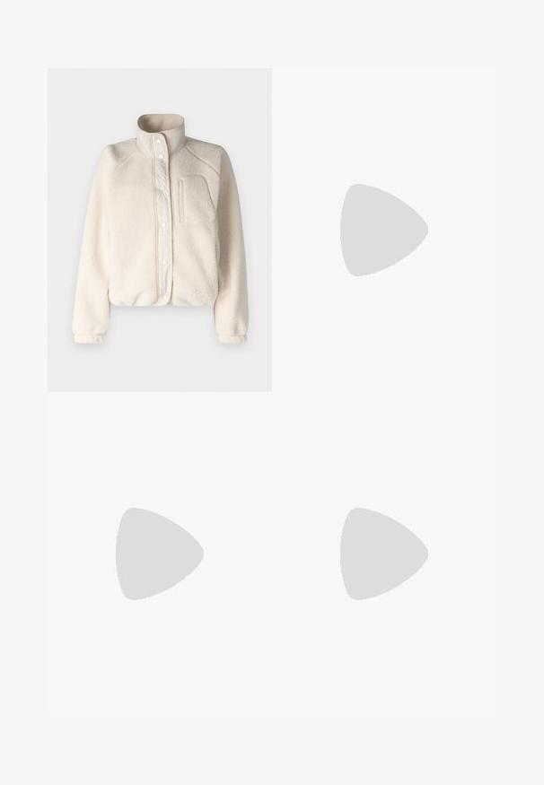 Hollister Co. JACKET - Fleecejakke - whitecap grey; Stripet cropped t-skjorte i marineblått og hvitt. Korte ermer, rund utringning, mykt stoff med horisontale striper og en avslappet passform.; Svarte, lette bukser med elastisk liv og rynkede ankler. Stoffet er glatt og har en avslappet, innsvingt design.; Svarte lærplattformsko med kraftig blokkhell, rund tå og tradisjonell snøring. Har en jevn tekstur og minimal detaljering.
