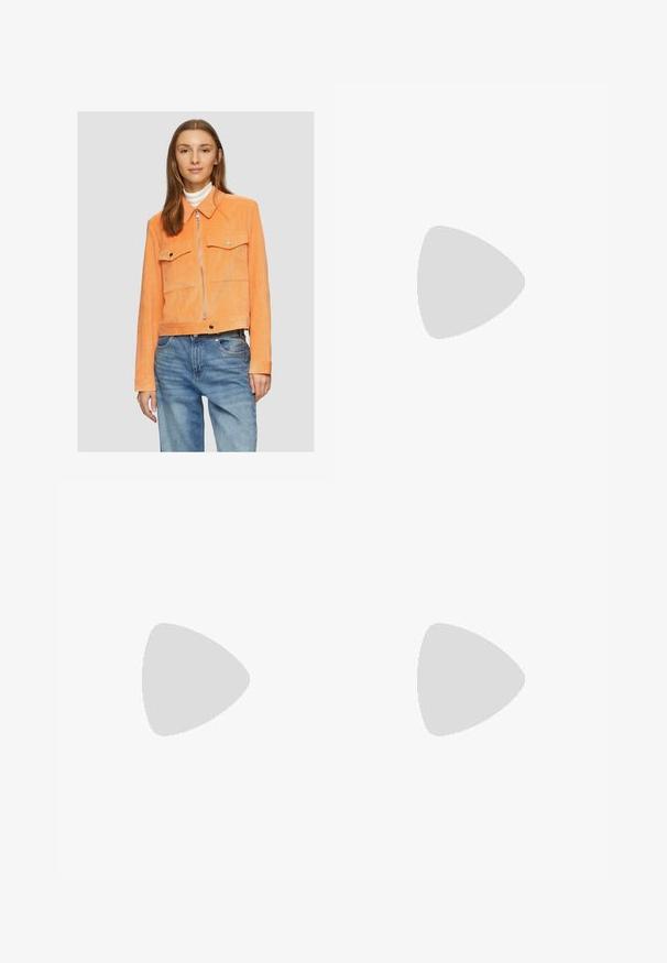 Przycięta pomarańczowa kurtka z kordurowej tkaniny z dwiema kieszeniami na piersi, metalowym zamkiem błyskawicznym oraz spiczastym kołnierzykiem, połączona z niebieskimi dżinsami.; Czarny bezrękawnik crop top z gładkiego materiału, z okrągłym dekoltem i czystym, prostym wzornictwem, bez wzorów czy metalowych elementów.; Czarne spodnie o prostym kroju, z przednimi kieszeniami i bocznymi rozcięciami na dole. Wykonane z miękkiego, gładkiego materiału. Odpowiednie na różne okazje.; Czarne lakierowane czółenka na odkrytej pięcie z wąskim noskiem, z wykrojem po bokach i małym kwadratowym obcasem. Gładka faktura z minimalnymi akcentami.