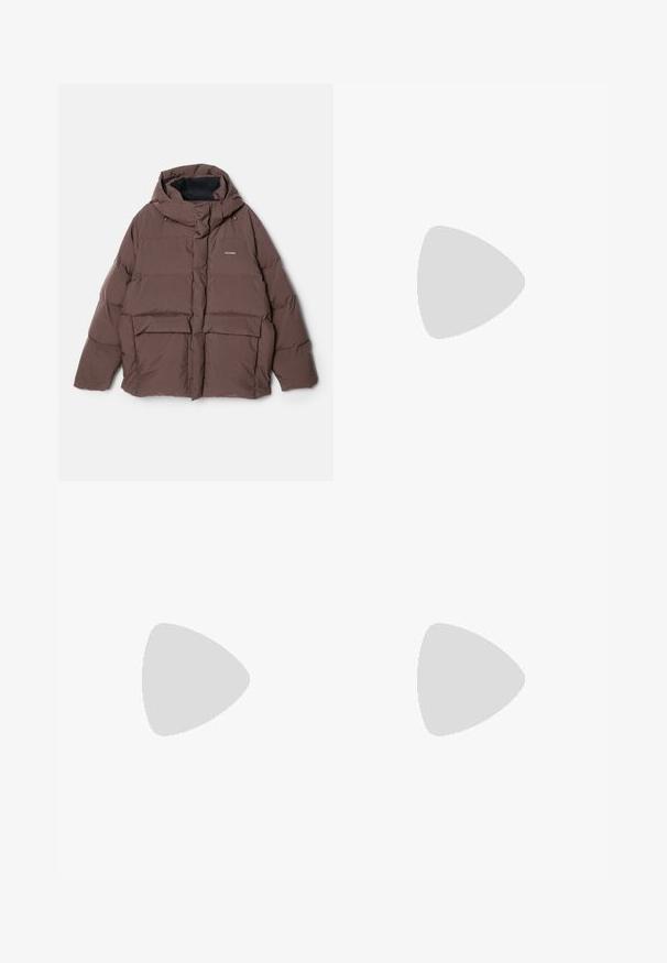 Holzweiler DOVRE JACKET - Pūkinė striukė - dark brown; Juodas trumpas rankovėmis per didelis marškinėliai su apvaliu iškirpimu ir matoma Filippa K prekės ženklo etiketė vidinėje apykaklės pusėje.; Juodi klostuoti kelnių, su tiesiu, plačiu kojų dizainu. Pagaminti iš lygios medžiagos, su mygtukų uždarymu ir diržo kilputėmis.; Tamsiai rudas tekstūruotas odinis sportbačius su raišteliais ir baltu grioveliu ant gumos pado, pateiktas ant šviesaus fono.