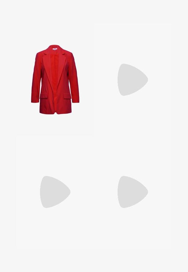 Rode blazer met een gelapt kraag, lange mouwen en twee vo Taschen. Gemaakt van gladde stof, met een enkele knoopsluiting.; Zwarte top met korte mouwen van elastische stof, met een aansluitend ontwerp en geplooide details aan de zijkanten. Gladde textuur, klassieke vorm.; Zwarte broek met een rechte pasvorm, voorzien van zijzakken en plooien aan de onderzijde. Gemaakt van zachte, gladde stof. Geschikt voor verschillende gelegenheden.; Zwarte gepatenteerde sandalen met hak en een vierkante neus, enkelbandjes en zilveren gespen. Heeft een stevige blokhak voor stabiliteit.; Zwarte leren handtas met een gebogen vorm, afneembare schouderband en gouden hardware. De tas heeft een klep met een gespsluiting.