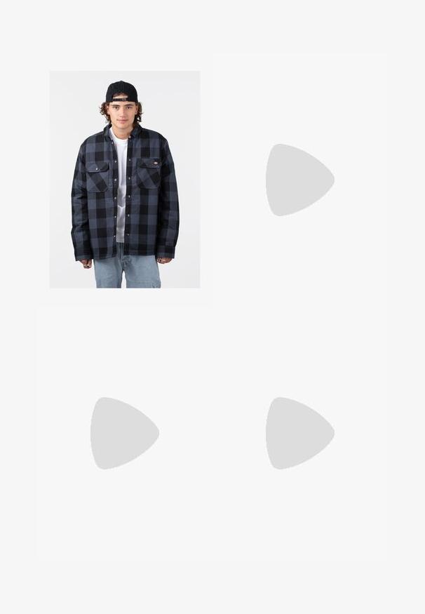 Sort og grå ternet flannel skjorte med to brystlommer, trykknaplukning og en afslappet pasform. Bæres over en hvid t-shirt.; Nike sort bomulds t-shirt med en klassisk rund hals, korte ærmer og et diskret, præget logo på brystet. Glat tekstur.; Sorte afslappede bukser med snøring i livet, sidelommer og lige ben, på en ensfarvet baggrund.; Sorte træningssko med tekstureret stof og gummisåler, udstyret med elastiske snørebånd og en blå detalje på hælen. Bæres med lyse denimbukser.