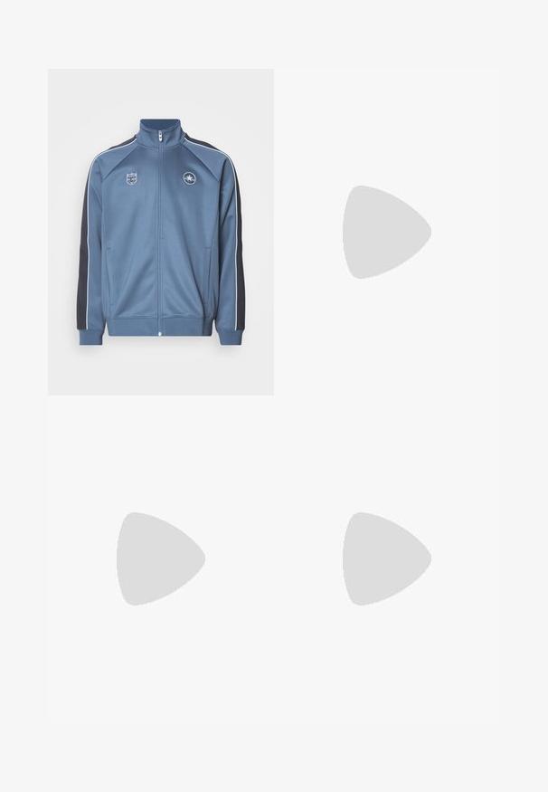 Modra trenirka z belimi detajli, z zadrgo spredaj in visokim ovratnikom. Ima logotipe na prsih in stranskih žepih. Mehak tekstura tkanine.; Bela bomba iz bombaža s kratkimi rokavi in okroglo ovratnikom. Ima majhen, diskreten Nike logotip na prsih in stranski etiket.; Temno modri, lahki jogger hlače iz bombažne mešanice. Imajo pas z vrvico in majhen logotip na levi strani.; Svetlo sivi športni čevlji z belim Nike logotipom, teksturirano zgornjimi delom in rjavim gumijastim podplatom. Imajo okrogle vezalke in podložen ovratnik.