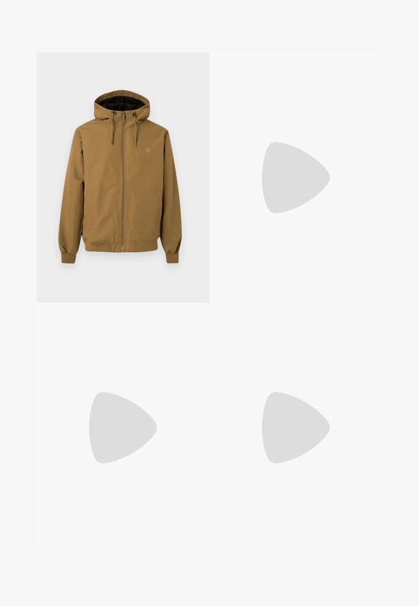 Braune Kapuzenjacke mit Reißverschluss auf der Vorderseite, elastischen Bündchen und Saum. Zwei seitliche Taschen, Logo auf der Brust, glatte Stoffoberfläche.; Weißes Baumwoll-T-Shirt mit kurzen Ärmeln und Rundhalsausschnitt. Verfügt über ein kleines, dezentes Nike-Logo auf der Brust und ein seitliches Etikett.; Helle beige weit geschnittene Hose aus Baumwolle. Verfügt über Fronttaschen und einen Knopfverschluss. Glatte Textur mit dezenten vertikalen Streifen.; Weiße Leder-Sneaker mit grünem Nike-Logo, runde Zehenpartie, flache Sohle, kombiniert mit hellblauen Jeans, präsentiert auf einem blauen Teppich.