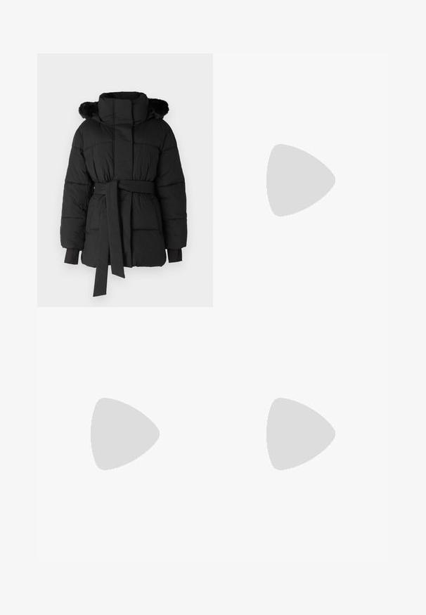 Sort pufferjakke med høj hals, bælte i taljen og hætte med pelsfor. Har lukkede manchetter og en quiltet struktur.; Ribbet cropped t-shirt i navy og hvid. Korte ærmer, rund halsudskæring, blødt stof med vandrette striber og en afslappet pasform.; Sorte vidde denimjeans med høj talje, klassisk fem-lomme design og subtil falmning. Holdbart stof med en glat tekstur.; Sorte ankelstøvler lavet af glat læder med elastiske paneler, en tyk platformssål og en metallisk tåkap.