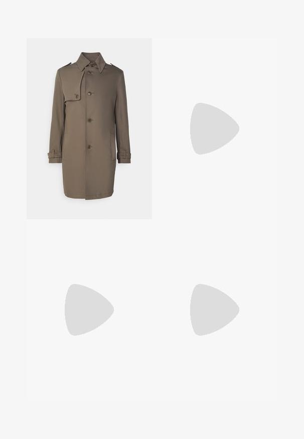 Cappotto marrone fino al ginocchio con ampio colletto, design doppiopetto e sei bottoni. Presenta tasche a patta e cinturini regolabili sulle maniche.; Camicia marrone a maniche lunghe realizzata in tessuto morbido, con scollatura rotonda e taglio dritto, senza motivi visibili o accessori.; Pantaloni in cotone beige dal design a gamba dritta, con chiusura frontale a bottone e passanti per cintura. Tessuto liscio, senza motivi o dettagli visibili.; Sneaker Lacoste grigie scure in materiale mesh e sintetico, con suola testurizzata e dettagli marroni sul colletto e sul branding.