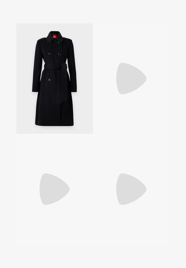 MAX&Co. DAVY - Klassischer Mantel - black; Weißes ärmelloses Oberteil mit dünnen Trägern, aus leichtem Stoff gefertigt. Es zeichnet sich durch ein lockeres Design und eine geraffte Textur am Saum aus.; Schwarze weit geschnittene Hosen aus glattem Stoff, mit hoher Taille, Falten und einer taillierten Passform. Einfaches schwarzes Zubehör an der Taille.; MAX&Co. SOHO - High Heel Sandalette - schwarz