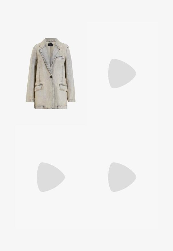 Blazer in denim acid-wash grigio chiaro con rever a punta, un pulsante nero singolo e tre tasche frontali, inclusa una tasca sul petto.; T-shirt bianco in cotone con collo girocollo, maniche raglan corte e vestibilità rilassata. Tessuto liscio senza motivi o dettagli visibili.; Jeans in denim azzurro chiaro con vita alta, taglio a gamba larga, due tasche laterali e design plissettato. Texture morbida con una finitura sbiadita.; Sandali con tacco a blocco beige, con sottili cinturini e punta quadrata. Materiale liscio con dettagli minimi, progettati per un facile utilizzo.
