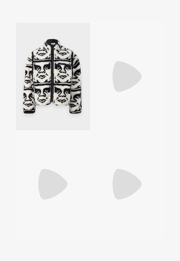 Φουντωτό μαύρο και άσπρο μπουφάν με φερμουάρ, που διαθέτει επαναλαμβανόμενο γραφικό μοτίβο από πρόσωπα. Κατασκευασμένο από απαλό, υφασμάτινο φλίς υλικό.; Μαύρο βαμβακερό t-shirt με στρογγυλή λαιμόκοψη, κοντά μανίκια και λευκά γραφικά με την ένδειξη "new balance" και "ATHLETICS" στο μπροστινό μέρος.; Μαύρο αθλητικό παντελόνι φ made από μαλακό υλικό με ελαστική μέση, κορδόνι και στενά μανίκια, με διακριτό λογότυπο στο πλάι.; Μαύρο αθλητικό παπούτσι με συνδυασμό πλέγματος και συνθετικών υλικών, χοντρή σόλα, καμπυλωτό σχέδιο και έντονη επωνυμία στο πλάι.