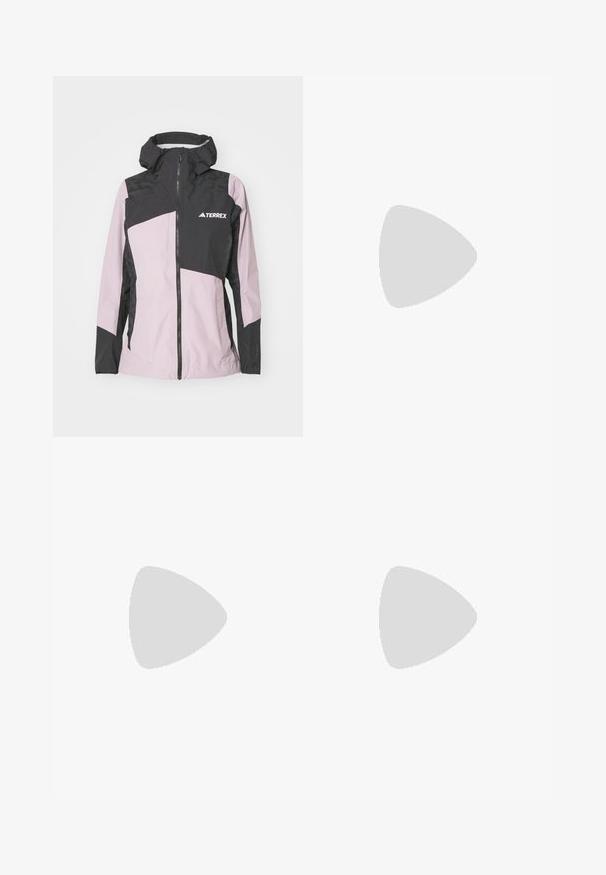 Adidas Terrex Hardshell-jakke - preloved fig/black; Sort kortærmet sportsbluse lavet af fugtabsorberende stof, med rund hals og et stort "TERREX" logo i mørkegrå henover brystet.; Sorte letvægtsbukser med elastisk talje. Har et diskret "TERREX" logo i hvid. Glat stof og lige ben-design.; Sportssko med mesh-overdel i nuancer af sort og blå. Har hvide striber, grå gummisål og struktureret mellemsål for greb.