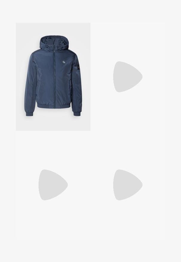 Calvin Klein Jeans PADDED HOODED HARRINGTON - Lahka jakna - ink; Bela bomba z kratkimi rokavi iz bombaža s krožnim izrezom, ki ima subtilno izbočeno logotip "Joop!" na prsih in ravno rob.; Modri kavbojki z ozkim krojem, srednjim pasom, petimi žepi, blede pranja in svetlimi gubami spredaj in zadaj.; Črne pohodne čevlje z večplastno zasnovo, teksturirano tkanino in gumijastim podplatom, z ojačanimi deli in vezalkami spredaj.