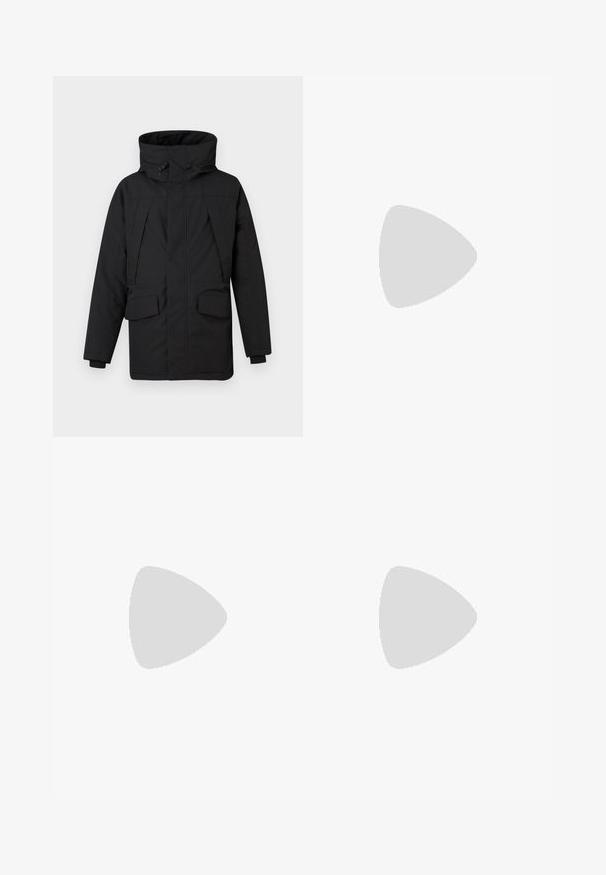 Melna izolēta parka ar augstu apkakli, divām priekšējām kabatām, rāvējslēdzēja un spiedpogām, kā arī gludu, teksturētu audumu.; Melnā īsām piedurknēm T-kreklā, kas izgatavots no kokvilnas, ir apaļa kakla izgriezuma un neliels apļa logo uz krūtīm. Gluda tekstūra.; Han Kjøbenhavn CARGO TROUSERS - Armijas stila bikses - dark brown; Baltas ādas sneakers ar gludu virsmu, apaļu pirkstu daļu, plakaniem šņorēm un teksturētu zoli. Satur diskrētu logotipu uz papēža.