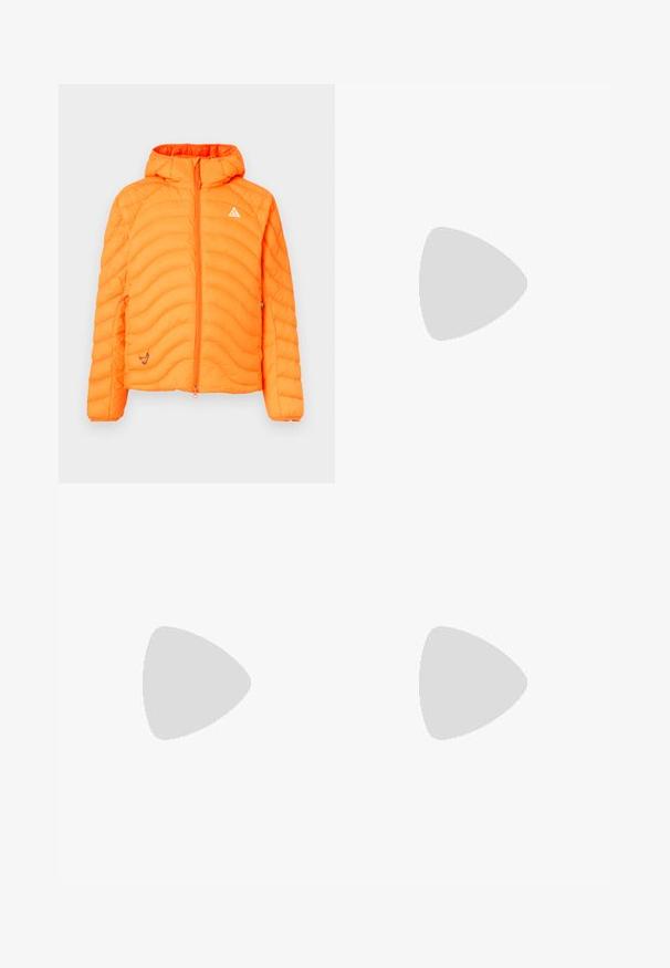 Fényes narancssárga puffernadrág kapucnival, tűzdelt textúrával, teljes cipzárral és kis logós háromszöggel a mellkasán.; Három fehér csíkos pamut trikó. Felső része kerek nyakkivágású, és a szegély közelében kis fekete címkék találhatók. Több méretben elérhető.; Fekete, könnyű nátron anyagú cargo nadrág, elasztikus derékpánttal, állítható húzózsinórral és több rétegű zsebekkel a lábakon.; Fehér sportcipők texturált burkolattal, vastag talppal és szürke részletekkel. Fehér sportzoknival és zöld rövidnadrággal viselve, kék felületen.