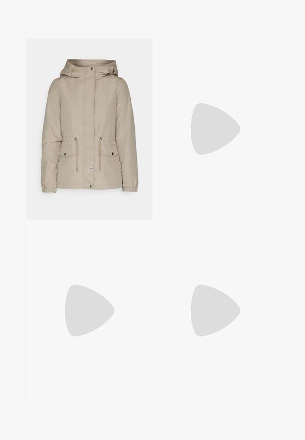 Beige hettejakke med glidelås foran, snøring i midjen og to frontlommer. Har elastiske mansjetter og en glatt, vannavstøtende tekstur.; Hvit langermet høyhalset topp laget av glatt, elastisk stoff. Har høy krage og tettsittende design, uten synlige mønstre eller dekorasjoner.; Lys blå vide jeans laget av denim, med høy midje, fem-lommers design og subtile falminger for et slitt utseende.; Hvite plattform sneakers laget av glatt syntetisk materiale, med rund tå, snøring og en strukturert gummisåle. Svart hæl akcent.