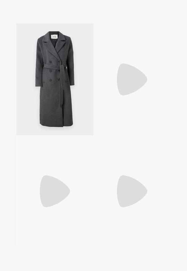 Sivi vuneni kaput s dvostrukim kopčanjem sprijeda, s reverima, dugim rukavima, strukom s remenom i bočnim džepovima. Klasičan krojeni dizajn.; Crni skraćeni pulover s rebrastim rolkom i manžetama, s glatkom teksturom i opuštenim krojem. Jednostavan, minimalistički dizajn.; Sive razrezane hlače od glatkog materijala, s ravnim prednjim dijelom, petljama za remen i krojem s čistim linijama.; Smešani kožni slingback cipele s uskim nosom i tankom petom. Ima malu dekorativnu kopču na remenu i sjajnu završnicu.