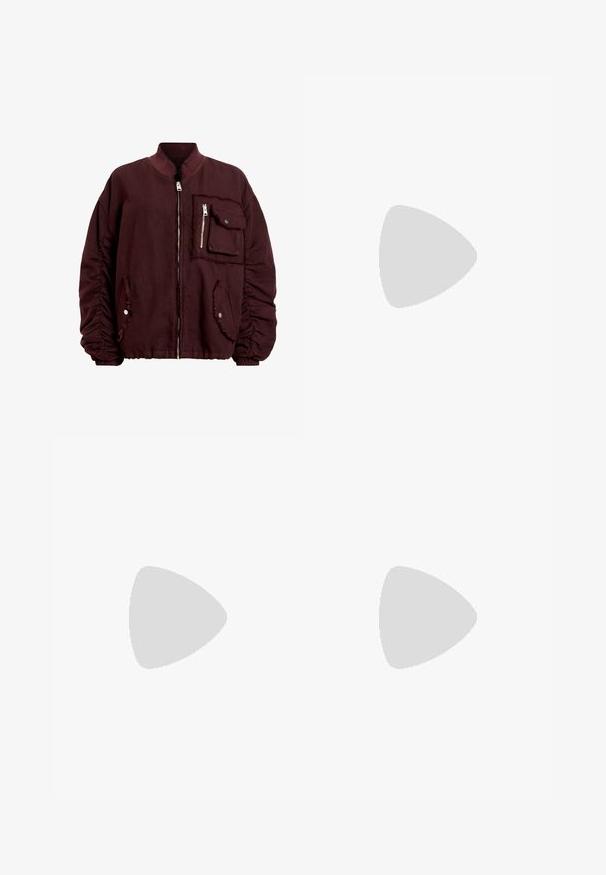 AllSaints Bomberjacke - red; Schwarzes ärmelloses Crop-Top aus glattem Stoff, mit rundem Ausschnitt und einem klaren, schlichten Design ohne Muster oder Beschläge.; Schwarze Hose mit geradem Schnitt, ausgestattet mit Fronttaschen und Seitenschlitzen am Saum. Hergestellt aus weichem, glattem Stoff. Geeignet für verschiedene Anlässe.; Schwarze Lackleder-Slingback-High Heels mit spitzem Schuh und einem geometrischen Blockabsatz. Verfügt über ein schlankes, minimalistisches Design und eine glatte Textur.