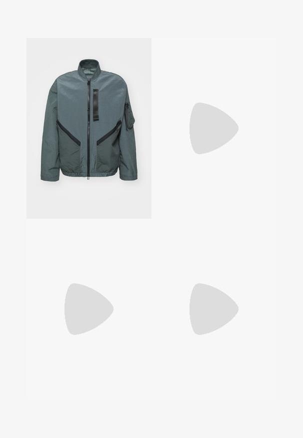 Grön, lättviktsjacka med strukturerad yta. Har en hög krage, två framfickor med dragkedja och en extra ärmficka med lock.; Grå t-shirt med kort ärm gjord av mjukt, texturerat tyg. Har en klassisk rund halsringning och en rak nederkant, lämplig för avslappnad klädsel.; Mörkblå raka byxor med bälteshällor, knappstängning fram och sidofickor, visade mot en vit bakgrund.; Vita och svarta sneakers med en slät läderöverdel, texturerade detaljer och en kraftig vit sula. Har en klassisk snörningsdesign.