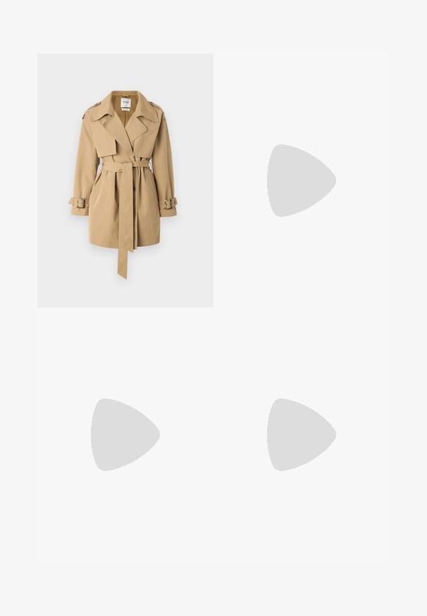 Abercrombie & Fitch Mid-Length Trench Coat - Trenčkot - tigers eye; Hnědé tričko s krátkým rukávem vyrobené z měkké látky, s kulatým výstřihem a volným střihem. Bez viditelných vzorů nebo dekorací.; Mango Džíny Relaxed Fit - blue; Hnědé kožené sandály s kříženými pásky, uzavřením na přezku u kotníku a plochou podrážkou s minimem švů.; Hnědá kožená kabelka s kuželovitým tvarem, pevnými uchy a kontrastním bílým prošíváním. Obsahuje odnímatelný ramenní popruh pro univerzálnost.