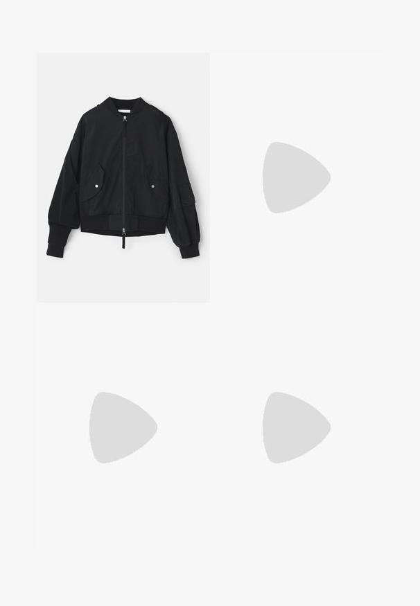 Czarna kurtka bombowiec z zamkiem z przodu, ściągaczami przy mankietach i dwiema przednimi kieszeniami. Charakteryzuje się luźnym krojem i teksturowanym detalem na rękawach.; Czarna bluzka z kołnierzem stójkowym, długimi przezroczystymi rękawami, detalem w postaci kokardy na szyi, wykonana z gładkiej satynowej tkaniny, z guzikiem z przodu.; Szerokie spodnie w ciemnoszarym kolorze, charakteryzujące się gładką fakturą, plisami oraz paskiem z srebrną klamrą w wysokim talii.; Czarne lakierowane mule na wysokim obcasie z wąskim noskiem i elegancką sylwetką, charakteryzujące się otwartym tyłem i smukłym szpilką.