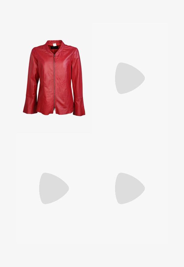 Punainen nahkatakki, jossa on vetoketju, korkea kaulus ja levenevät hihat. Tasainen pinta, jossa on minimaalista varustusta ja slim fit -malli.; Ruskea neliön muotoinen tanktoppi leveillä olkaimilla, valmistettu pehmeästä materiaalista. Yksinkertainen muotoilu, ilman kuvioita tai koristeita.; Vaaleansiniset farkut, suorat lahkeet, keskikorkea vyötärö, viisi taskua, saman sävyinen ompelu ja nappikiinnitys.; Beige nahkakengät vihreillä yksityiskohdilla, joissa on pyöreä kärki, litteä pohja sekä mokkanahkayksityiskohtia kärjessä ja kantapäässä.